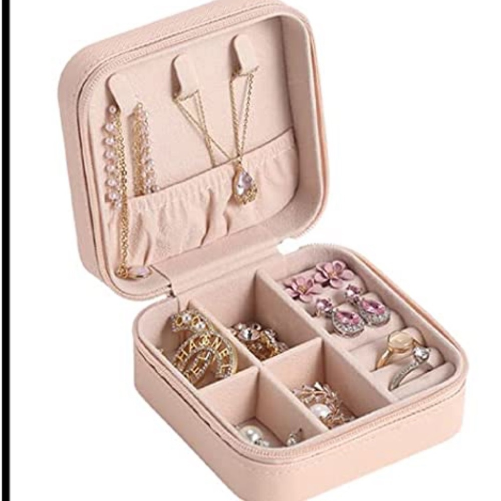 Small traveler jewelry holder